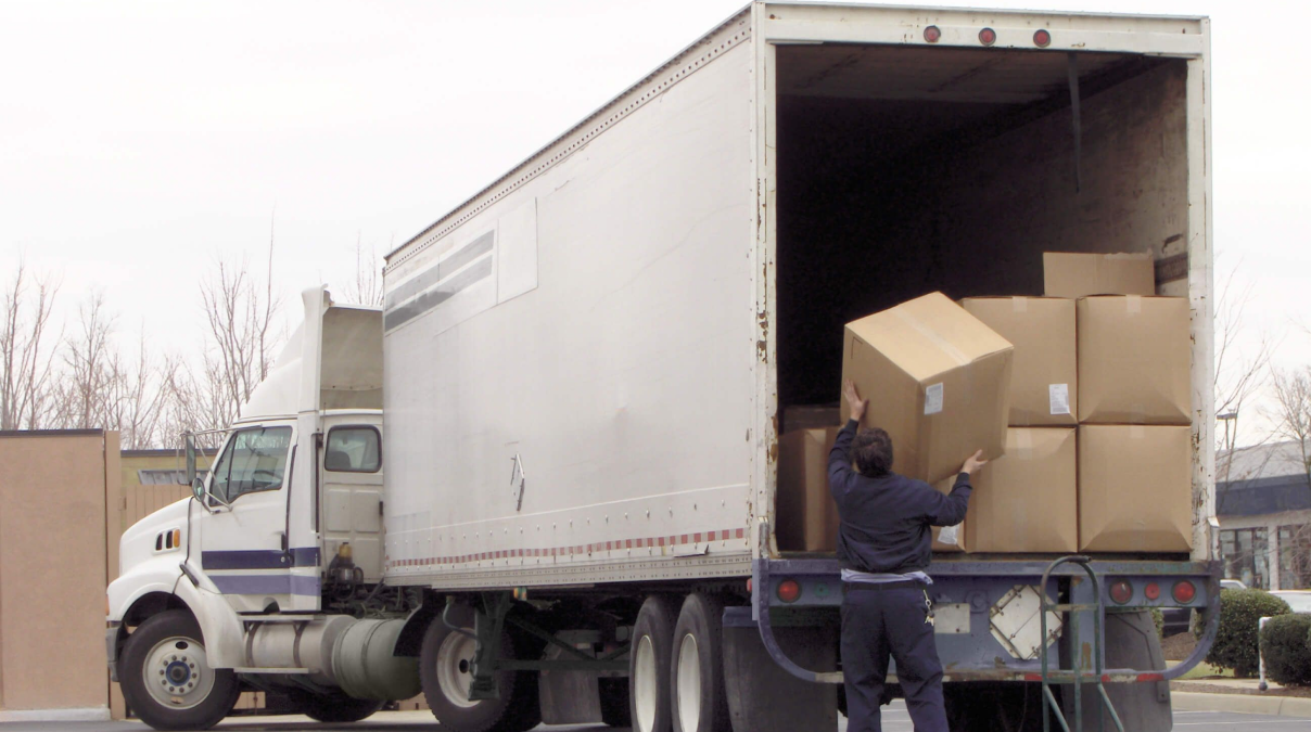 FTL shipping service with dedicated truck carrying palletized freight for business delivery